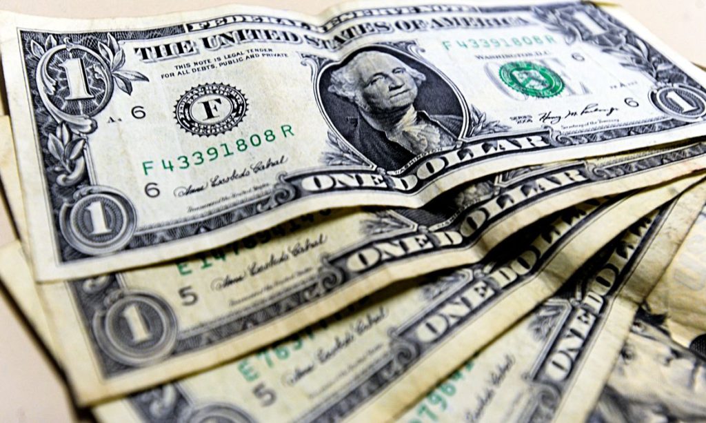 Dólar: moeda está cotada a quase R$ 4,98