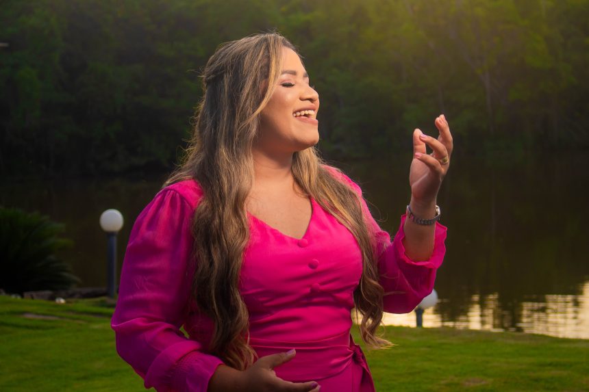 A cantora e compositora Danielle Lobato lança sua nova canção autoral, "Vem Senhor", inspirada na busca por adoração genuína. Foto: Divulgação.