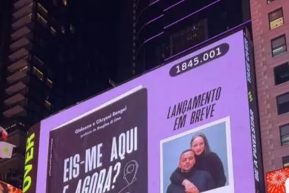 Casal revela capa do livro de estreia, "Eis-me aqui e agora?'', nos letreiros luminosos da Times Square, em Nova York. Foto: Arquivo Pessoal.