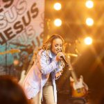 A renomada cantora Bruna Karla lança o mais recente single de seu projeto gravado ao vivo, intitulado "O Grande Eu Sou". Foto: Divulgação.