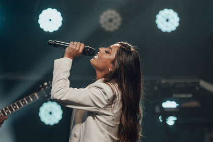 Mari Borges canta em seu novo single que Cristo sempre está disposto a nos perdoar, mesmo que tenhamos falhado “Um Milhão de Vezes”. Foto: Divulgação.