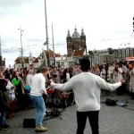 Recentemente, o grupo Presence organizou um evento de adoração e evangelismo na rua na Estação Central de Amsterdã, na Holanda. Foto: Reprodução/YouTube/Presence