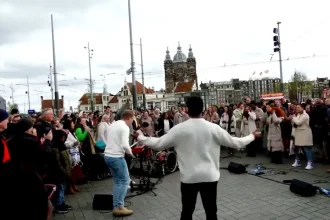 Recentemente, o grupo Presence organizou um evento de adoração e evangelismo na rua na Estação Central de Amsterdã, na Holanda. Foto: Reprodução/YouTube/Presence