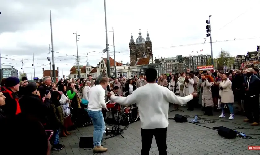 Recentemente, o grupo Presence organizou um evento de adoração e evangelismo na rua na Estação Central de Amsterdã, na Holanda. Foto: Reprodução/YouTube/Presence