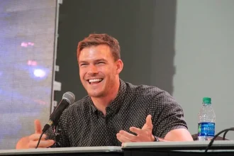 O ator Alan Ritchson, conhecido por seu papel em ''Jogos Vorazes'', compartilha sua jornada de superação da depressão por meio da fé em Deus. Foto: Reprodução/Wikimedia Commons/Daniel Benavides