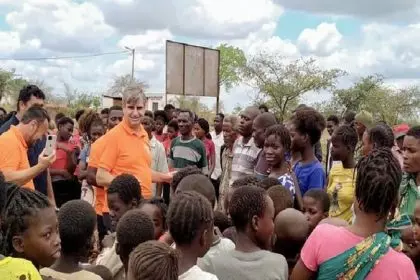 Crianças e adultos em Moçambique correm para Aceitar Jesus: Foto: Reprodução / Internet