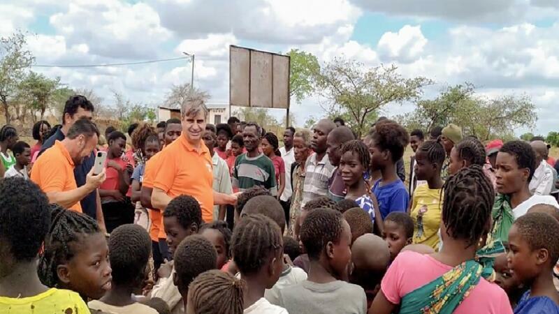 Crianças e adultos em Moçambique correm para Aceitar Jesus: Foto: Reprodução / Internet