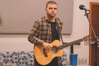 Wesley Marques, renomado pastor, cantor e compositor, expressa a incomparável presença de Deus na inspiradora canção "Vestes de Louvor''. Foto: Divulgação.