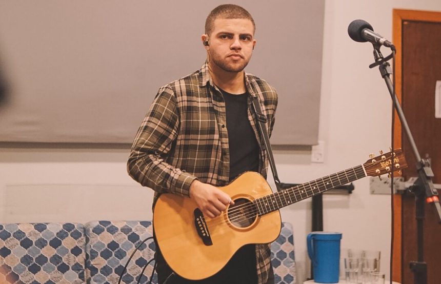 Wesley Marques, renomado pastor, cantor e compositor, expressa a incomparável presença de Deus na inspiradora canção "Vestes de Louvor''. Foto: Divulgação.