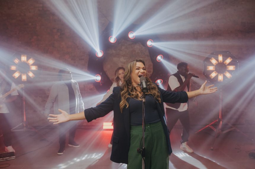 "Acalma O Coração" é o novo single da cantora Fabiana Sinfrônio, com clipe emocionante e produção musical por Tadeu Chuff. Foto: Divulgação.