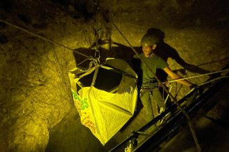 Pesquisadores israelenses movem um detector de múons para uma caverna sob a cidade de David de Jerusalém em 2023. ( Foto: Gilad Mizrachi / Universidade de Tel Aviv )