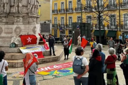 Ato petista em Lisboa reúne apenas 26 manifestantes, evidenciando uma desmobilização histórica quando comparado com o de Bolsonaro. Foto: Divulgação/PT.