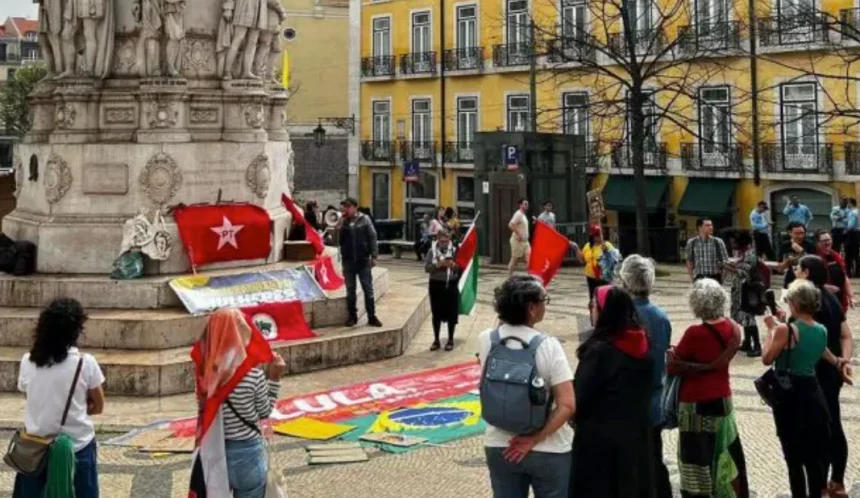 Ato petista em Lisboa reúne apenas 26 manifestantes, evidenciando uma desmobilização histórica quando comparado com o de Bolsonaro. Foto: Divulgação/PT.