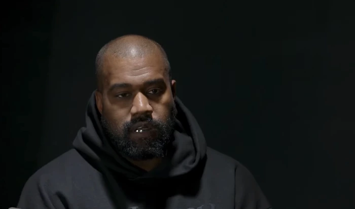 Kanye West critica a dependência de fé dos cristãos americanos. Diz ter "questões com Jesus" e se autoproclama "Deus de si". Foto: Reprodução/YouTube.