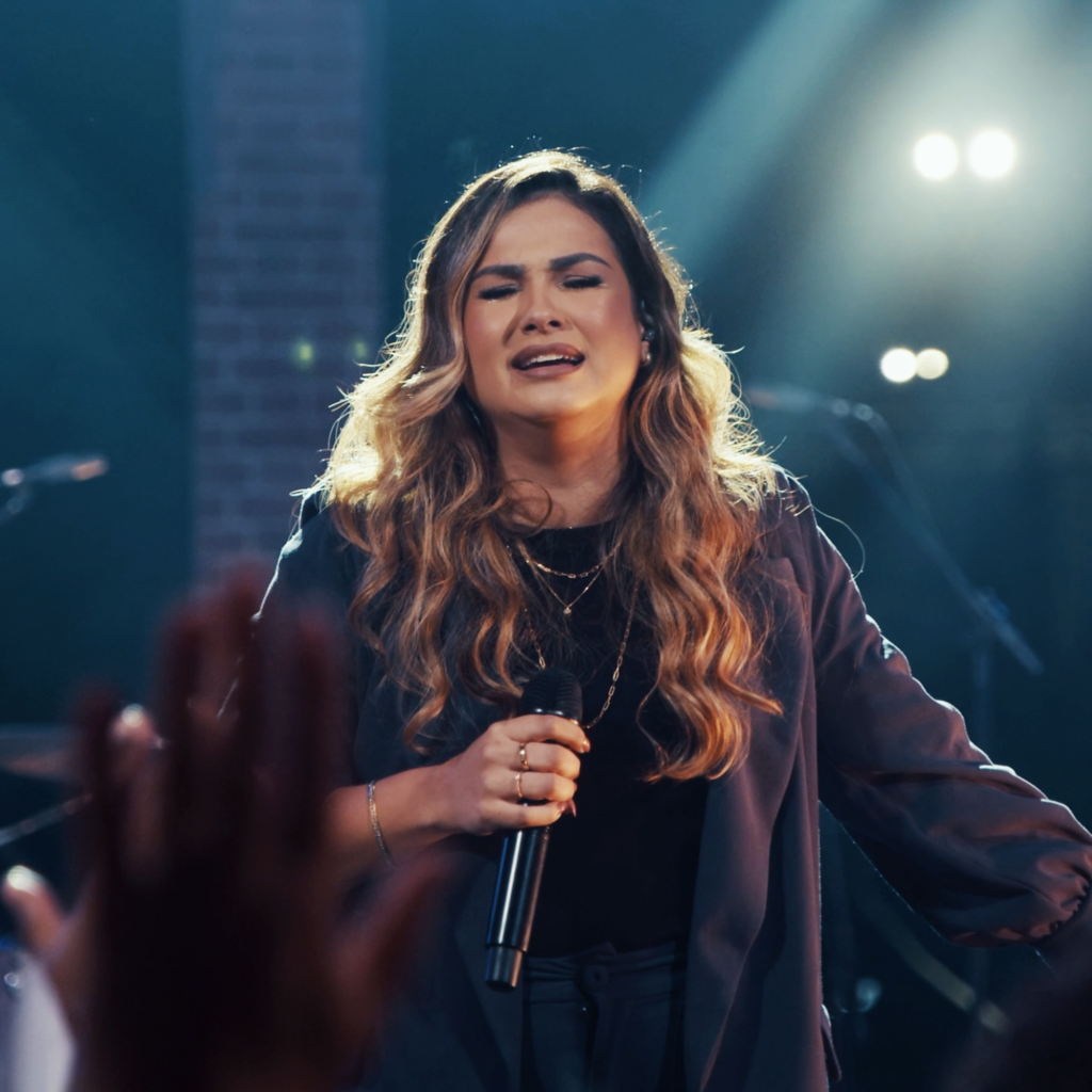 Bruna Olly transforma gravação de “Deus Proverá” em grande culto de adoração