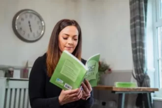 A Sociedade Bíblica lança a Bíblia para pessoas com dislexia, promovendo a inclusão social e democratizando a leitura bíblica. Foto: Reprodução/Bible Society