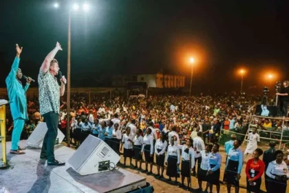 O ministério evangelístico global Cristo para Todas as Nações (CfaN) iniciou uma histórica turnê de 50 campanhas evangelísticas pela África. Foto: Reprodução/CfaN