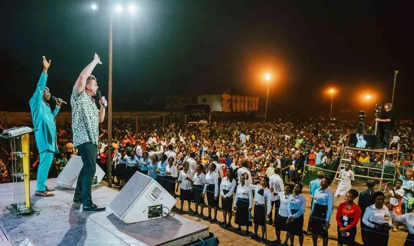O ministério evangelístico global Cristo para Todas as Nações (CfaN) iniciou uma histórica turnê de 50 campanhas evangelísticas pela África. Foto: Reprodução/CfaN