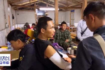 Em meio aos bombardeios em Myanmar, voluntários operam um hospital secreto na selva, fornecendo ajuda as vítimas em meio à guerra civil. Foto: Reprodução/CBN News