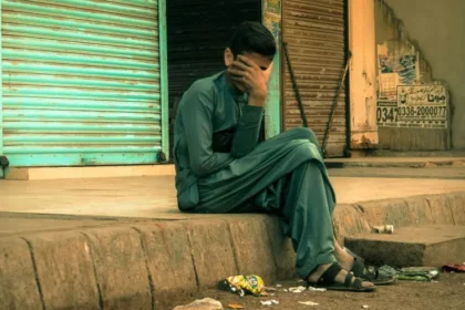Adolescente cristão enfrenta acusações de blasfêmia no Paquistão após conversa sobre fé com amigo muçulmano. Foto: Ilustração/Unsplash/Muhammad Wasif