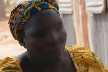 Cristã perdoa terroristas que a fizeram perder sua visão e seu pai durante ataque terrorista de Boko Haram. Foto: Reprodução/Global Christian Relief