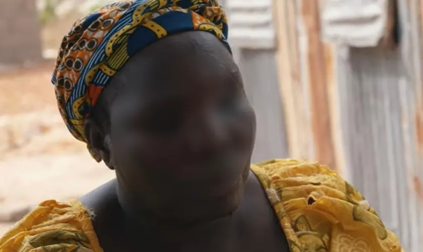Cristã perdoa terroristas que a fizeram perder sua visão e seu pai durante ataque terrorista de Boko Haram. Foto: Reprodução/Global Christian Relief