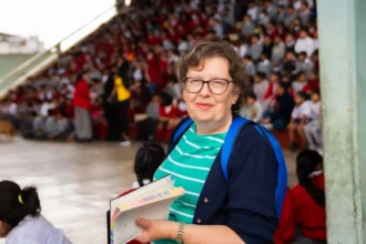 Durante a visita de Pepinster, um dos momentos mais marcantes foi o contato com uma escola para crianças com síndrome de Down. Foto: Reprodução/Bible Society