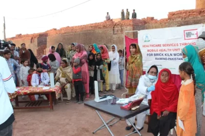 Missão oferece assistência médica gratuita para mais de 14 mil trabalhadores cristãos de olarias no Paquistão, por meio de uma clínica móvel. Foto: Global Christian Relief