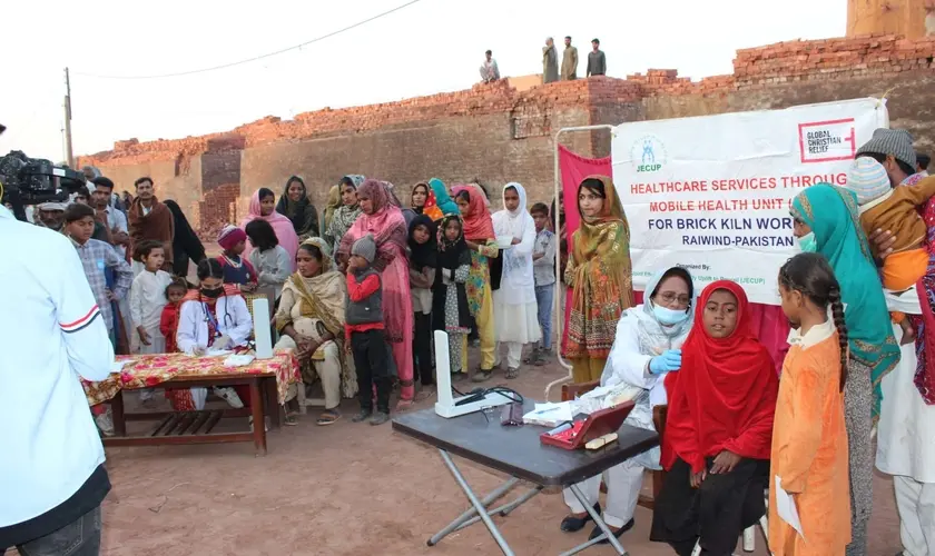 Missão oferece assistência médica gratuita para mais de 14 mil trabalhadores cristãos de olarias no Paquistão, por meio de uma clínica móvel. Foto: Global Christian Relief