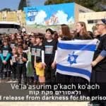Grupo de aproximadamente 300 judeus messiânicos, provenientes de diversas regiões, se reuniu em Sderot para um evento de oração e cântico. Captura de tela/YouTube/All Israel News
