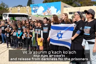 Grupo de aproximadamente 300 judeus messiânicos, provenientes de diversas regiões, se reuniu em Sderot para um evento de oração e cântico. Captura de tela/YouTube/All Israel News