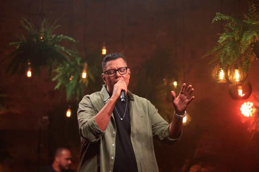 Anderson Freire emociona com o lançamento de seu single "Te Adorar é Só o Começo", que faz parte de novo projeto ao vivo. Foto: Divulgação.