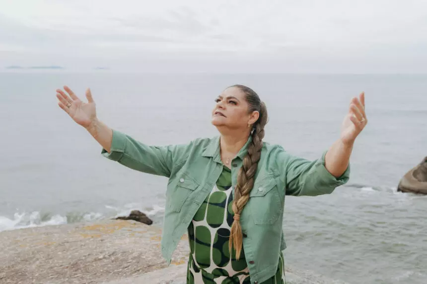 A cantora gospel brasileira Léa Mendonça surpreendeu seus fãs e seguidores ao lançar seu mais novo EP intitulado "Se Não Fosse O Senhor". Foto: Divulgação.