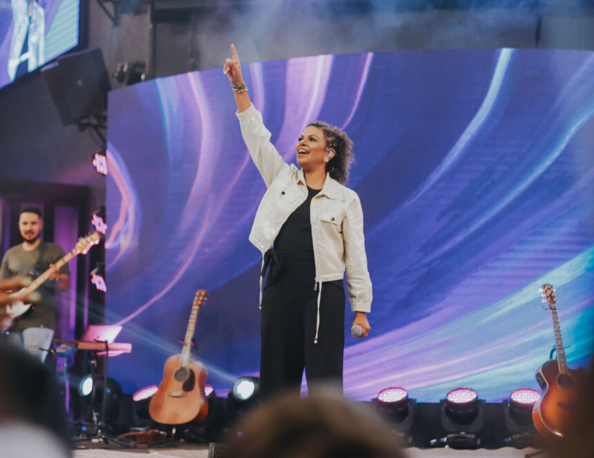 Nívea Soares apresenta a canção “Quem é Como Nosso Deus?”, que foi escrita pela própria Nívea e produzida por seu esposo, Gustavo Soares. Foto: Divulgação.