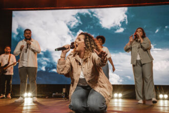 A primeira música de trabalho do “Som do Céu Vol.2 (Ao Vivo)” é a canção “Unção Pelo Ar”, em colaboração com Nívea Izabella. Foto: Divulgação.