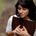 Tiffany, cristã residente nos Estados Unidos, compartilhou como foi curada de sua doença mental após ler a bíblia toda. Foto: Representativa/Pexels.