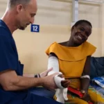 Através do trabalho dos médicos voluntários, o chefe de uma aldeia em Malawi e uma mulher experimentaram o amor de Deus. Foto: Reprodução/Samaritan’s Purse