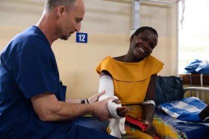 Através do trabalho dos médicos voluntários, o chefe de uma aldeia em Malawi e uma mulher experimentaram o amor de Deus. Foto: Reprodução/Samaritan’s Purse