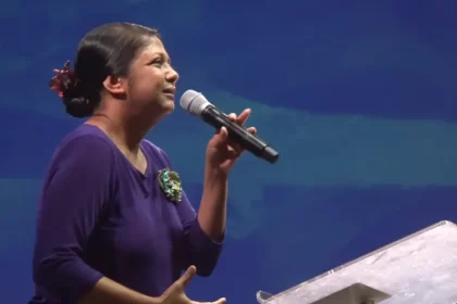 Evangelista emociona ao compartilhar o testemunho de conversão de sua mãe, uma ex-hindu, na "Capital Community Church" no Canadá. Foto: Reprodução/YouTube/Capital Community Church
