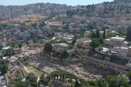 Uma recente descoberta científica revelou que um trecho de muralha na antiga Jerusalém foi construído pelo Rei Uzias, bisavô de Ezequias. Captura de tela/YouTube/City of David