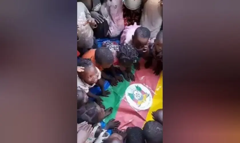 Crianças de Guiné-Bissau oram pelas vítimas de enchentes no RS em um vídeo comovente, expressando apoio e fé pela região afetada. Foto: Reprodução/Instagram/Jovem Pan.