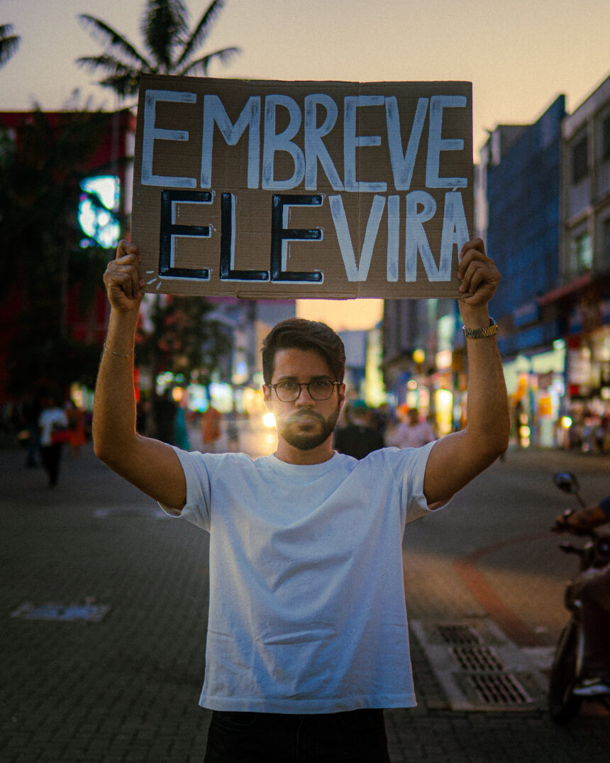 Gabriel Guedes lança a segunda faixa de seu novo projeto ao vivo, "Em Breve Ele Virá", uma versão de "He Who Is To Come", do grupo Passion. Foto: Divulgação.