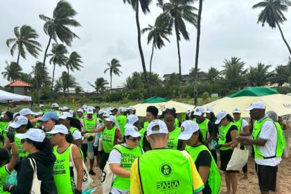 Cerca de 200 voluntários, munidos de sacos de lixo e luvas, participaram da primeira edição do projeto 'Limpeza das Praias Guarajuba'. Foto: Divulgação.