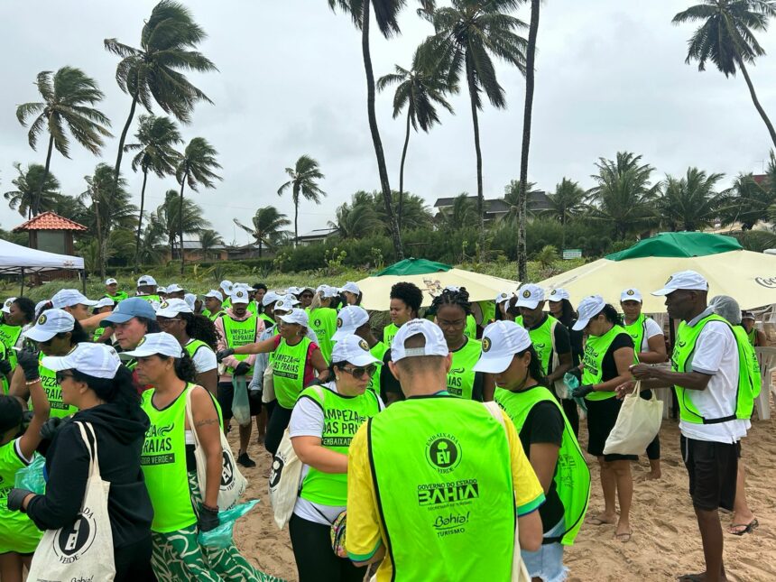 Cerca de 200 voluntários, munidos de sacos de lixo e luvas, participaram da primeira edição do projeto 'Limpeza das Praias Guarajuba'. Foto: Divulgação.
