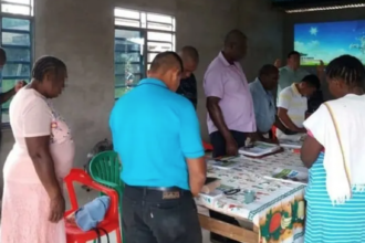 Igreja na Colômbia enfrenta ameaças diárias de grupos armados, mas pastor Salomón continua liderando sua comunidade com fé e resiliência. Foto: Reprodução/Portas Abertas