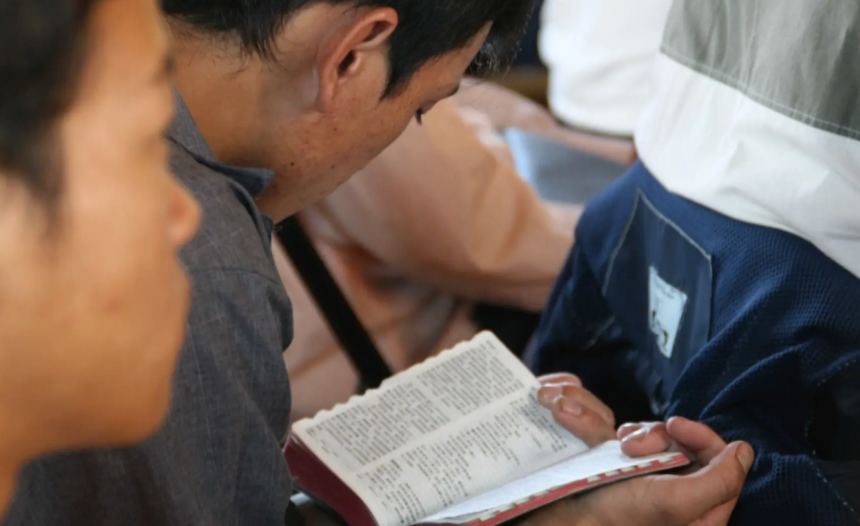 Após ser preso por "operações ilegais" por venda ilegal de bíblia e outros materiais cristãos online, chinês é solto e continua a pregar. Foto: Ilustrativa/Portas Abertas.