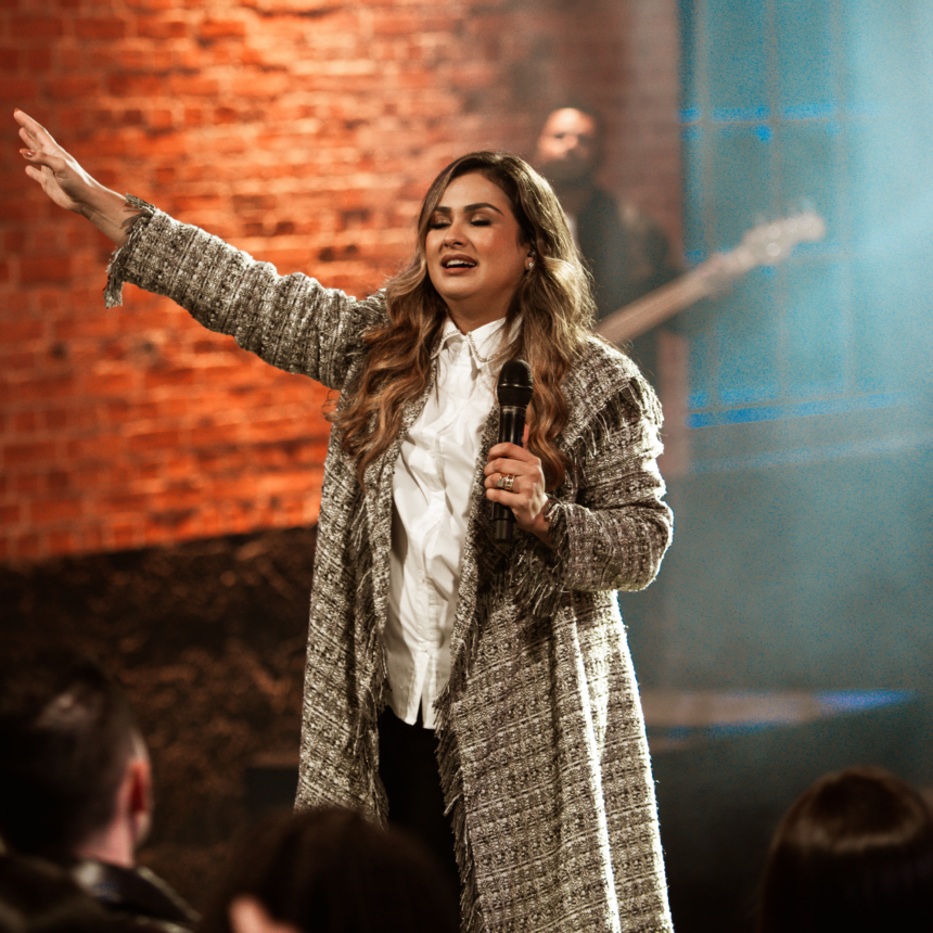 Em seu novo single, 'Nunca Abandone a Fé', Bruna Olly encoraja as pessoas a manterem a fé e a confiança em Deus, mesmo em meio ao caos. Foto: Divulgação.