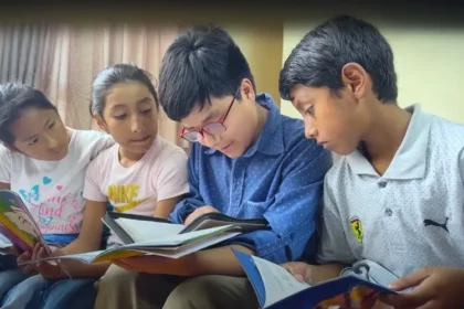Jhosep Carrión, com apenas 10 anos, realiza estudo bíblico toda semana em sua casa, recebendo crianças da vizinhança com sua mãe, Teresa. Foto: Reprodução/Notícias Adventistas/Comunicações MPCS