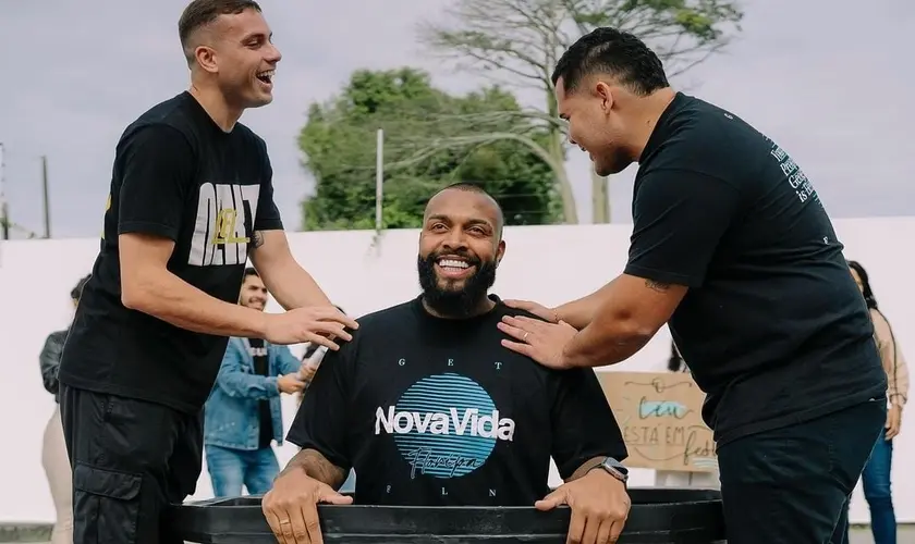 Recentemente, o humorista e influenciador Nego Di, cujo nome verdadeiro é Dilson Alves da Silva Neto, foi batizado nas águas. Foto: Instagram/Nego Di.