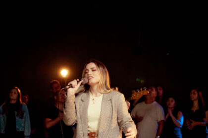 Caroline Lunaro, anuncia o lançamento de seu novo single “Louvado Seja o Cordeiro”, a primeira faixa de seu EP ao vivo. Foto: Divulgação.